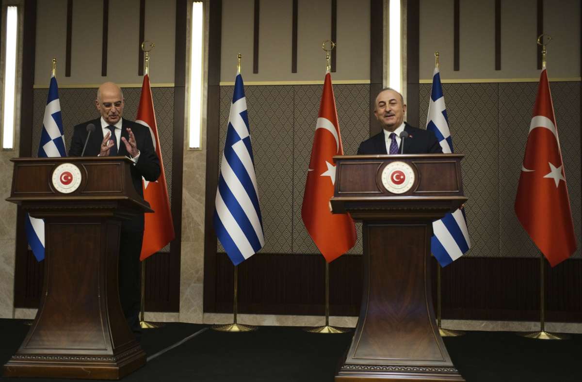 Nikos Dendias (l), Außenminister von Griechenland, und Mevlüt Cavusoglu, Außenminister der Türkei, sprechen bei einer Pressekonferenz zu den Journalisten. Foto: dpa/Burhan Ozbilici