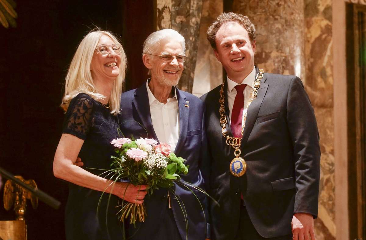 Der Ludwigsburger Oberbürgermeister Matthias Knecht (rechts) hat Siegfried Rapp im Namen der Stadt die Bürgermedaille verliehen. Den Geehrten begleitete seine Frau Ingrid Hönlinger.