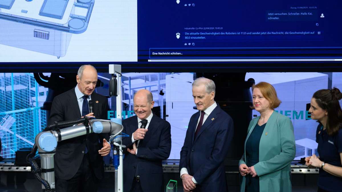 Bundeskanzler Olaf Scholz (SPD), Jonas Gahr Støre, Ministerpräsident von Norwegen und Bundesbildungsministerin Lisa Paus (Grüne) am Stand von Siemens. Links: Der CEO von Siemens, Roland Busch.