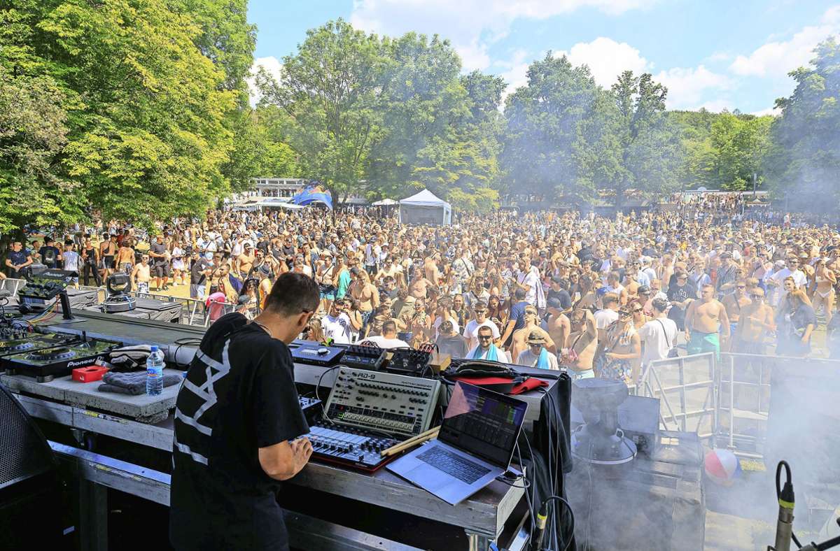 Mehr als ein Dutzend DJs auf drei Bühnen und 15 000 Besucherinnen und Besucher: das WET-Festival am Samstag im Sindelfinger Freibad.