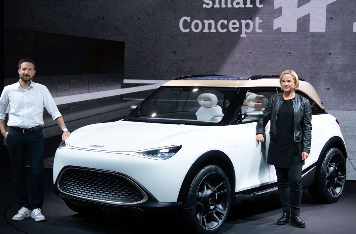 Daimler-Vorstandsmitglied Britta Seeger und Dirk Adelmann, Chef von Smart Europa, präsentieren den Showcar  aus deutsch-chinesischer Gemeinschaftsproduktion.