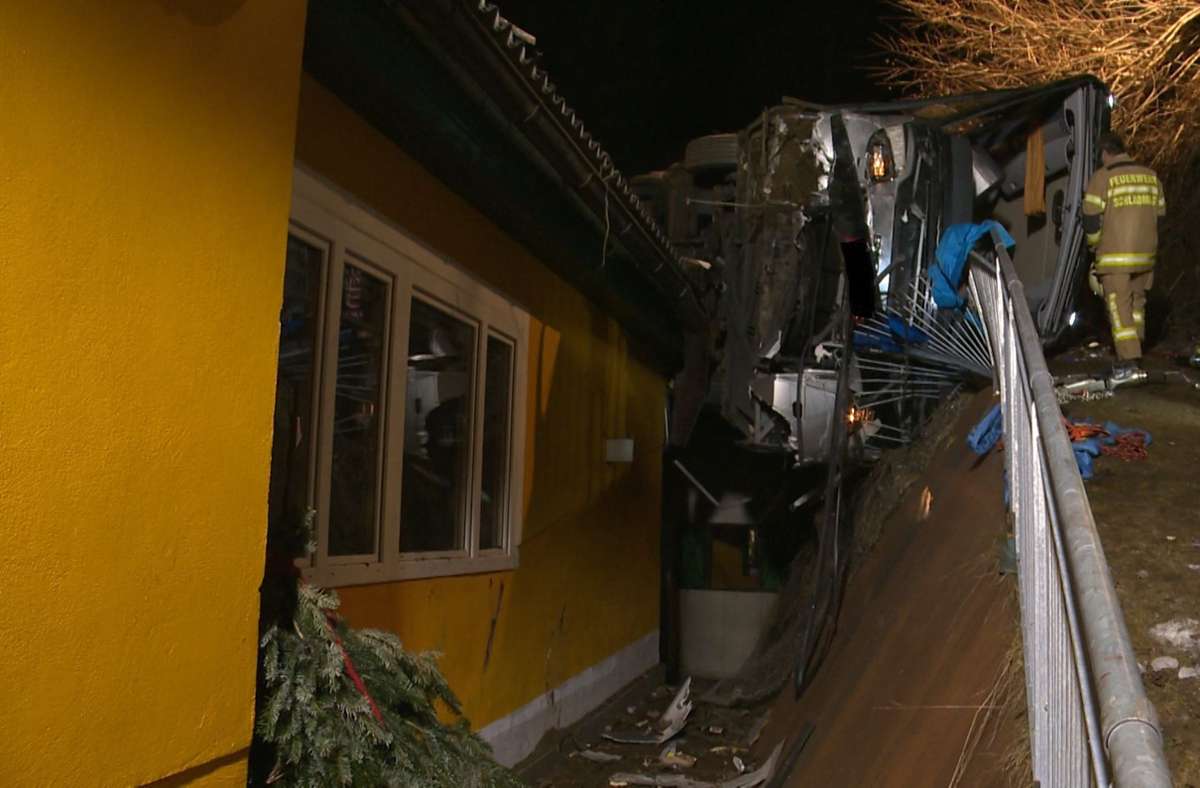 Die Unfallstelle – der Bus landete auf dem Dach eines Firmengebäudes.
