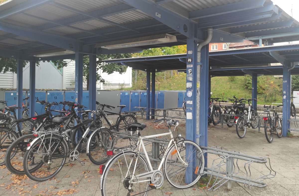 Neue Fahrradständer in Herrenberg: „Felgenquetscher“ am Bahnhof haben ausgedient