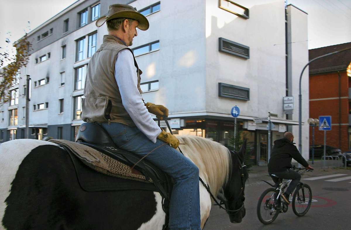 Nach kuriosem Ausflug in  Stadtbahn in Fellbach: Wer ist der Mann mit Pferd?