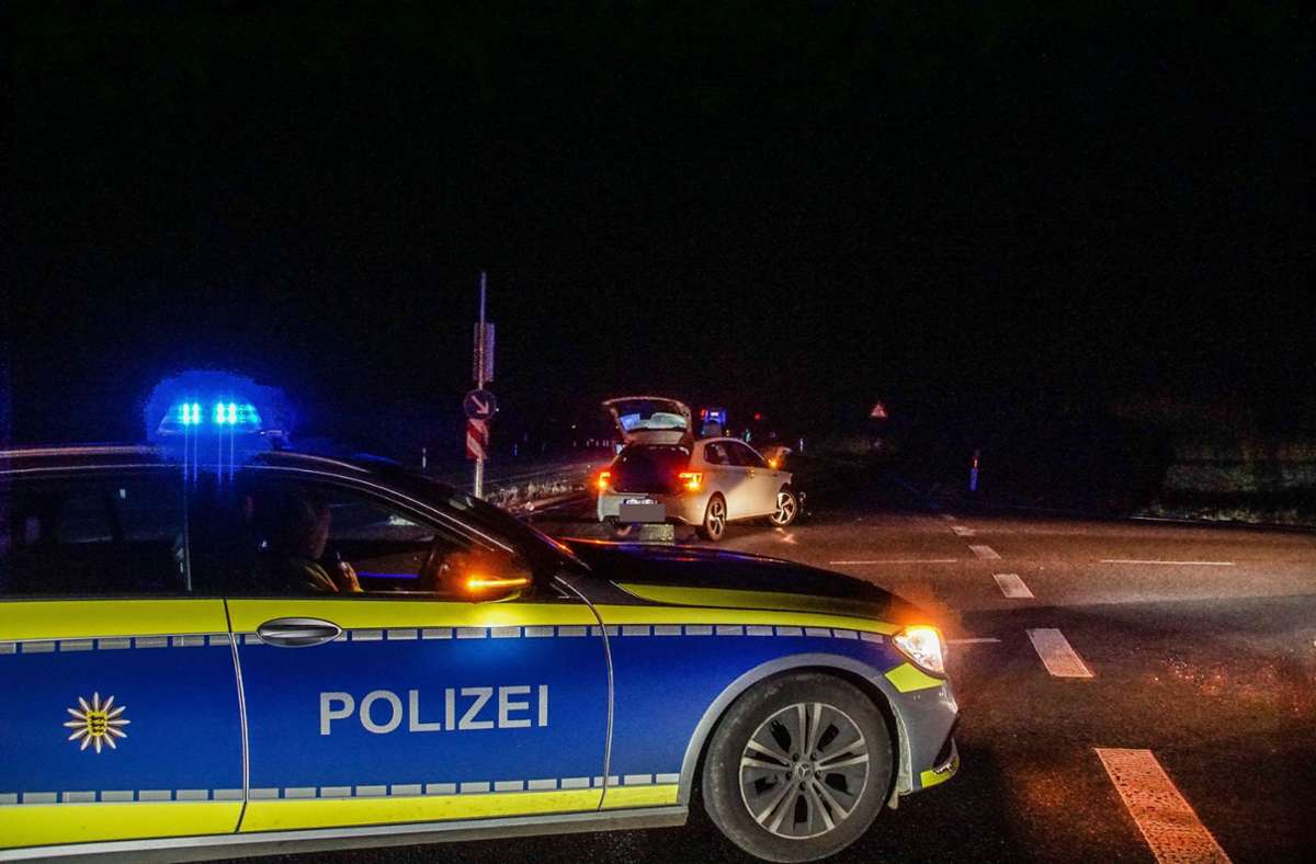 Die drei Insassen im VW wurden leicht verletzt in Krankenhäuser gebracht.