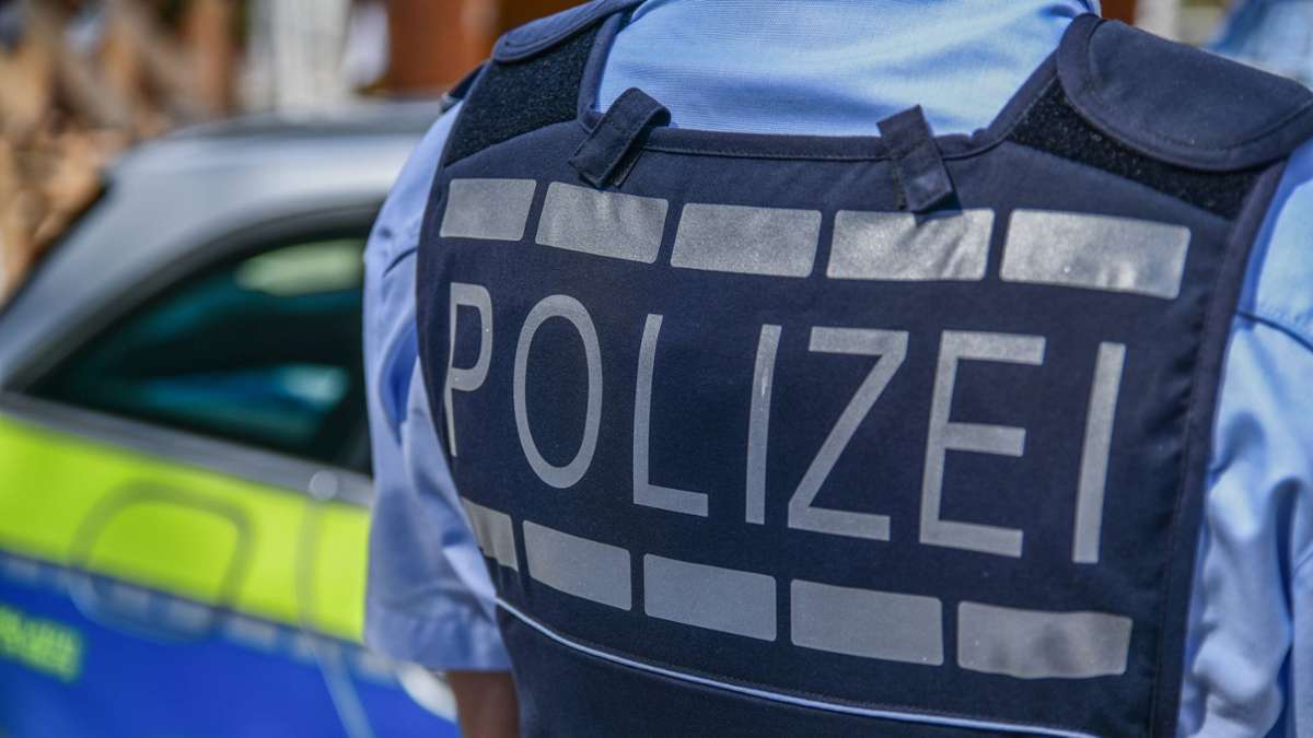 Polizei in Esslingen: Jugendlicher bedroht Mann mit Waffe und schlägt zu