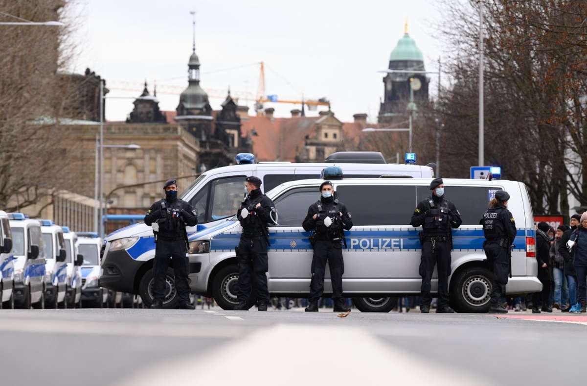 Die Stadt Dresden hatte drei von der Bewegung „Querdenken“ für Samstag angemeldete Demonstrationen verboten.