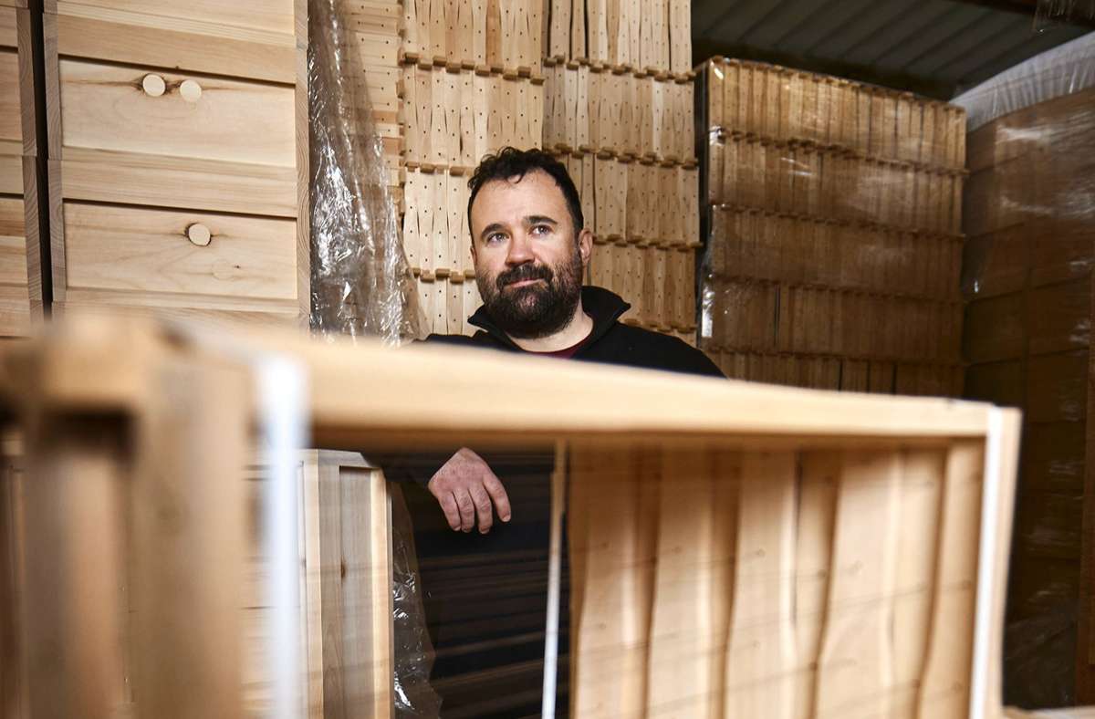 Michael Graze, einer der Chefs,  im Lager mit Tausenden Holzrähmchen und Zargen für  die Bienenbeuten.
