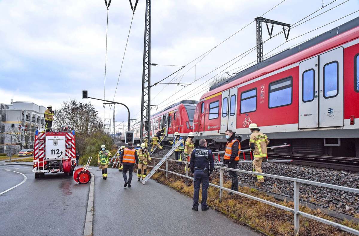 S-Bahn  in Böblingen: Feuerwehr evakuiert 50 Fahrgäste