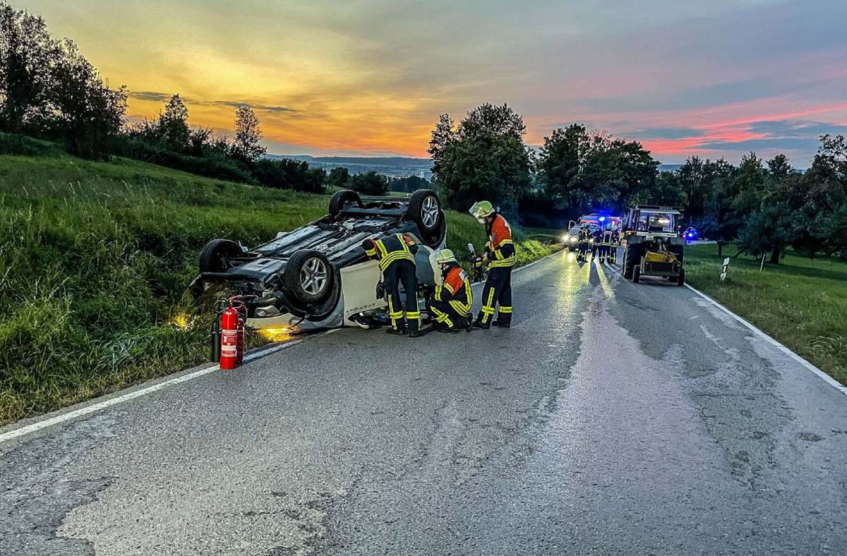 Unfall in Herrenberg: Auto überschlägt sich – 59-jähriger Fahrer schwer verletzt