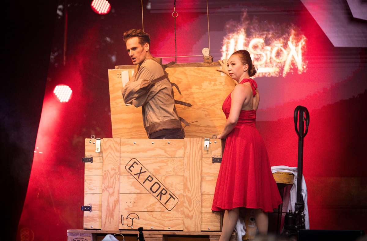 Zauberweltmeister bei Kultur im Freien: Julius Frack präsentiert in Ehningen großartige Illusionen auf kleiner Bühne