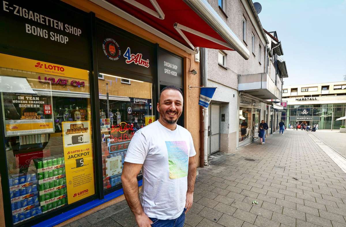 Vor seinem Laden in Ludwigsburg betrieb Taylan „Almi“ Tepeoglu zehn Jahre lang einen Kiosk in Wiesbaden. Bis spät in die Nacht wollte er eigentlich nicht mehr arbeiten. Jetzt sagt er: „Ich würde nie auch nur  eine Minute früher zu machen.“
