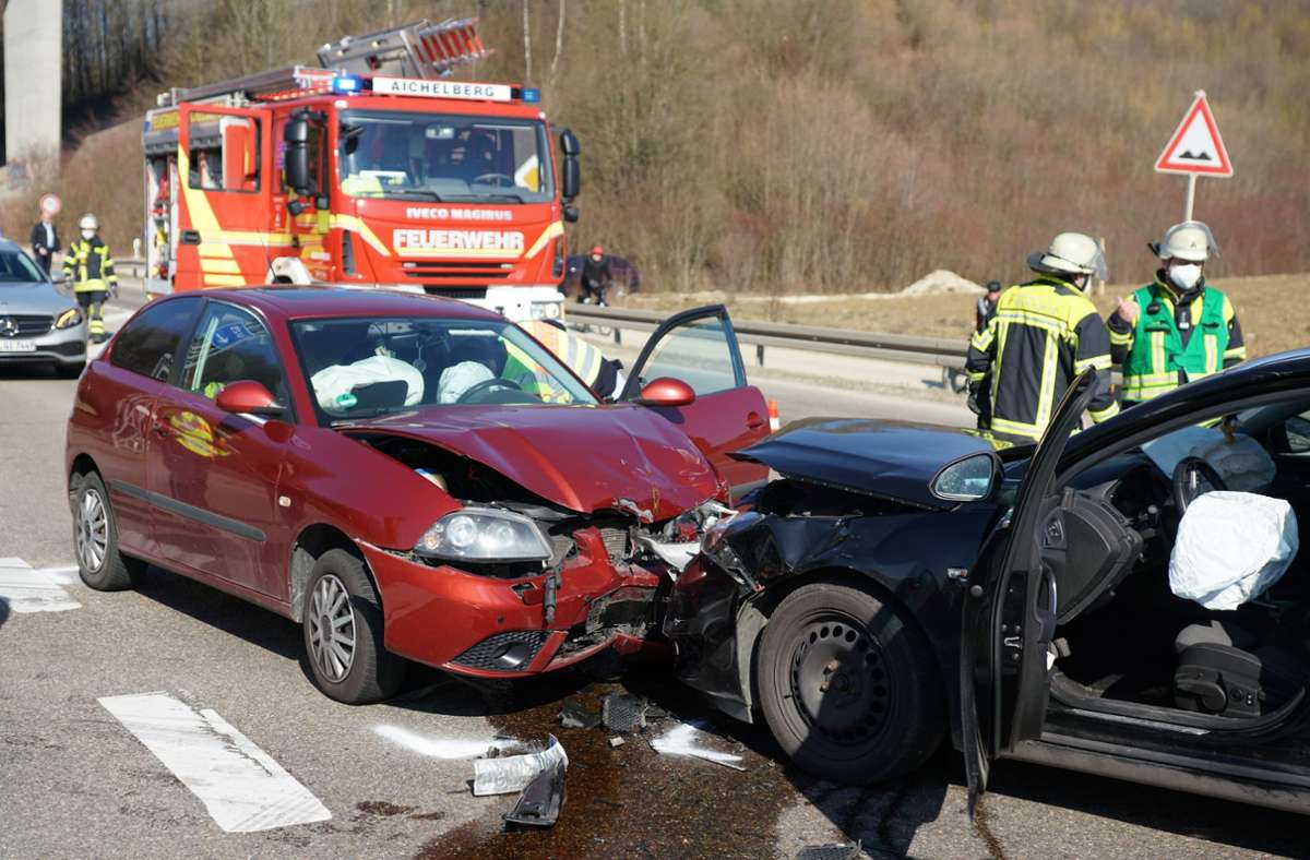 Unfall in Aichelberg: Autofahrer bei Kollision verletzt