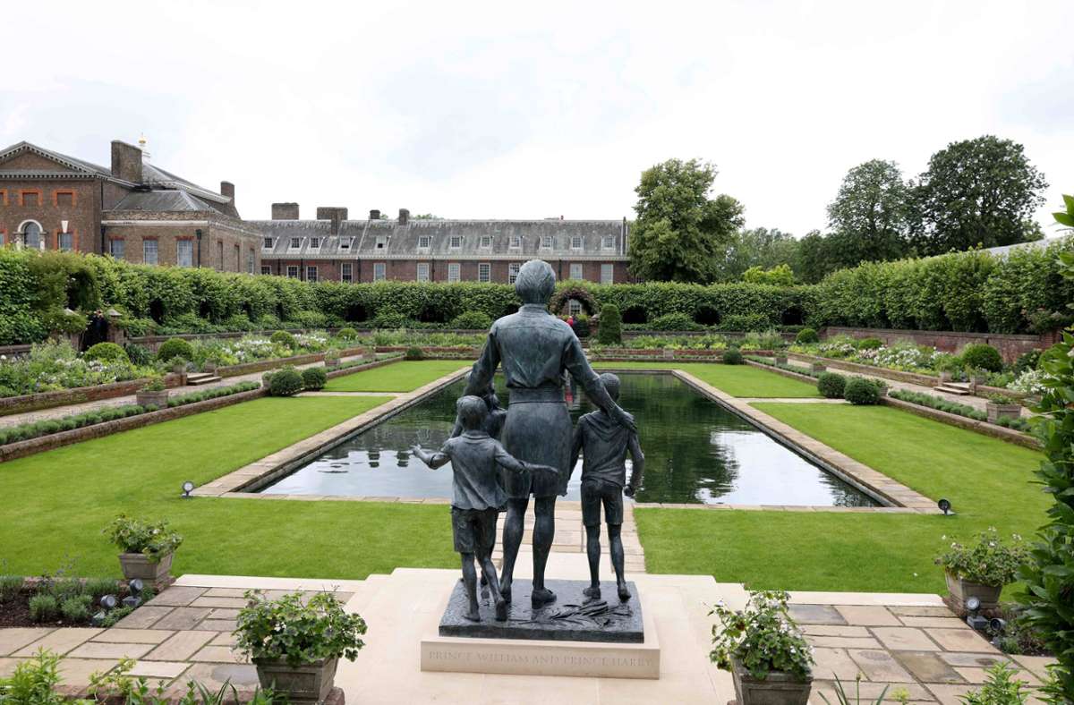 Hier lebte bis zu ihrem Tod auch Prinzessin Diana – im „Sunken Garden“ des Palasts erinnert ein Denkmal an sie.