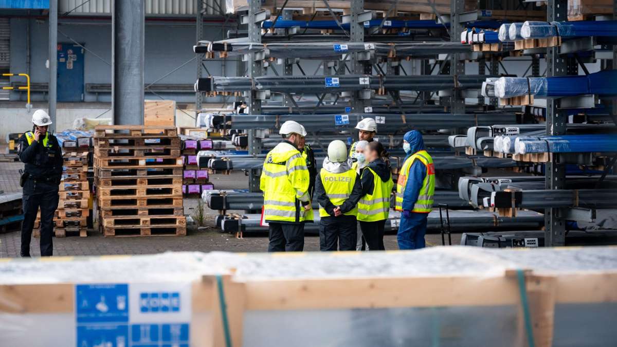 Hamburger Hafen: Zwei Arbeiter stürzen bei Dacharbeiten durch Lichtschacht