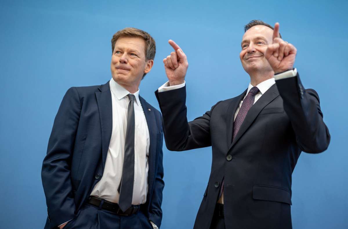 Bahnchef Richard Lutz (links) und Verkehrsminister Volker Wissing (FDP) kündigen große Pläne  an. Foto: dpa/Michael Kappeler