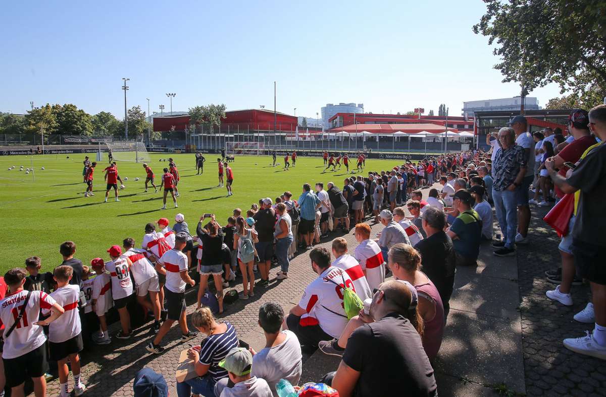 Training des VfB Stuttgart: Wochenstart bei Kaiserwetter und Rekordkulisse