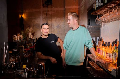 Johann Lautenschlager (links) und Dustin Franke, hier in ihrer Berliner Bar Stück, sind beim  „Mixology“ Bar Award Preisträger in der Kategorie „Pioniere“. Foto: dpa/Christoph Soeder
