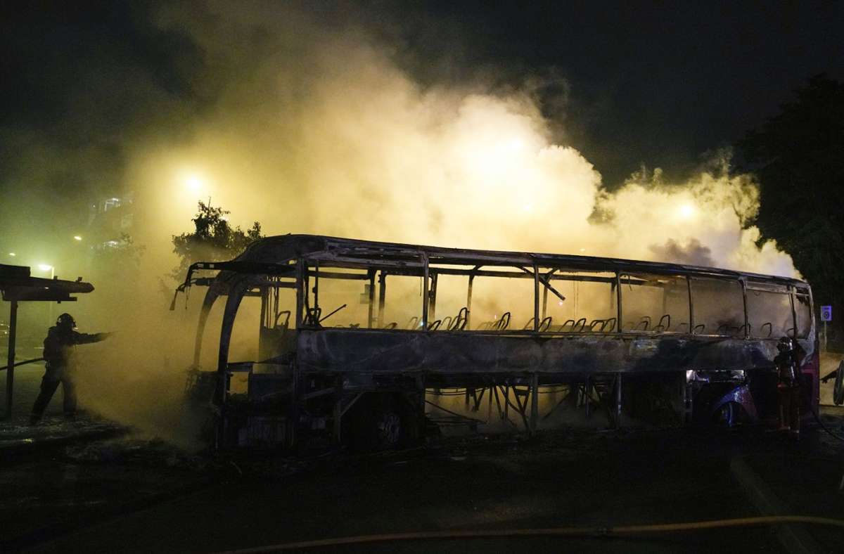 In Nanterre außerhalb von Paris wurde ein Bus in Brand gesetzt.