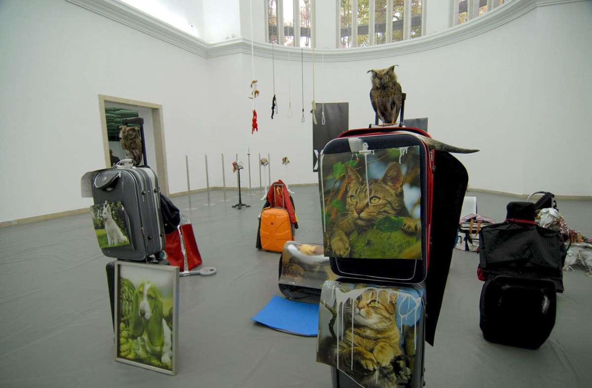 2007: Teil der Ausstellung ‚Oil’ von Isa Genzken im Deutschen Pavillon