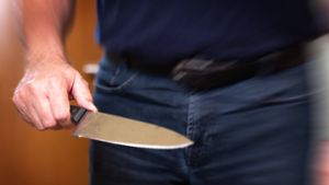 Mann soll in Wohnung mit Messer überfallen worden sein