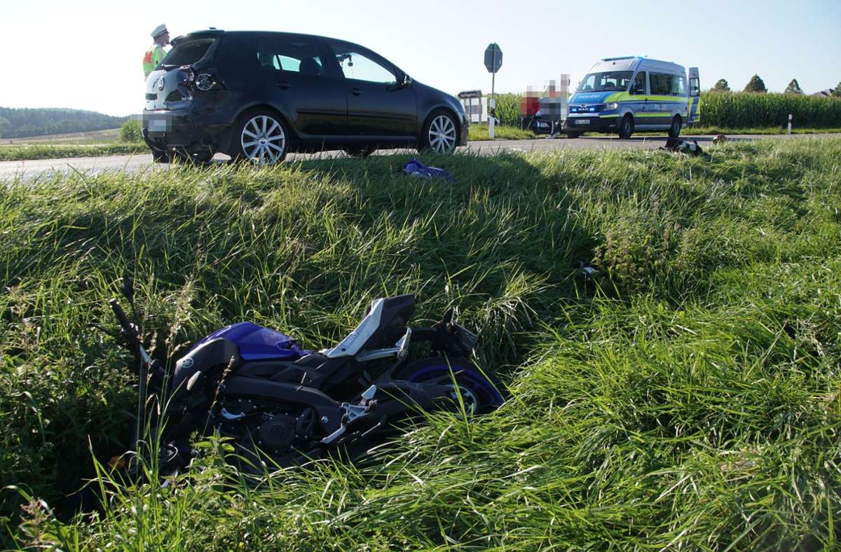 Unfall bei Deckenpfronn: Motorradfahrerin schwer verletzt