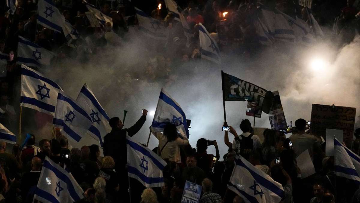 In Tel Aviv protestieren erneut Tausende gegen die Regierung des israelischen Ministerpräsidenten Netanjahu.