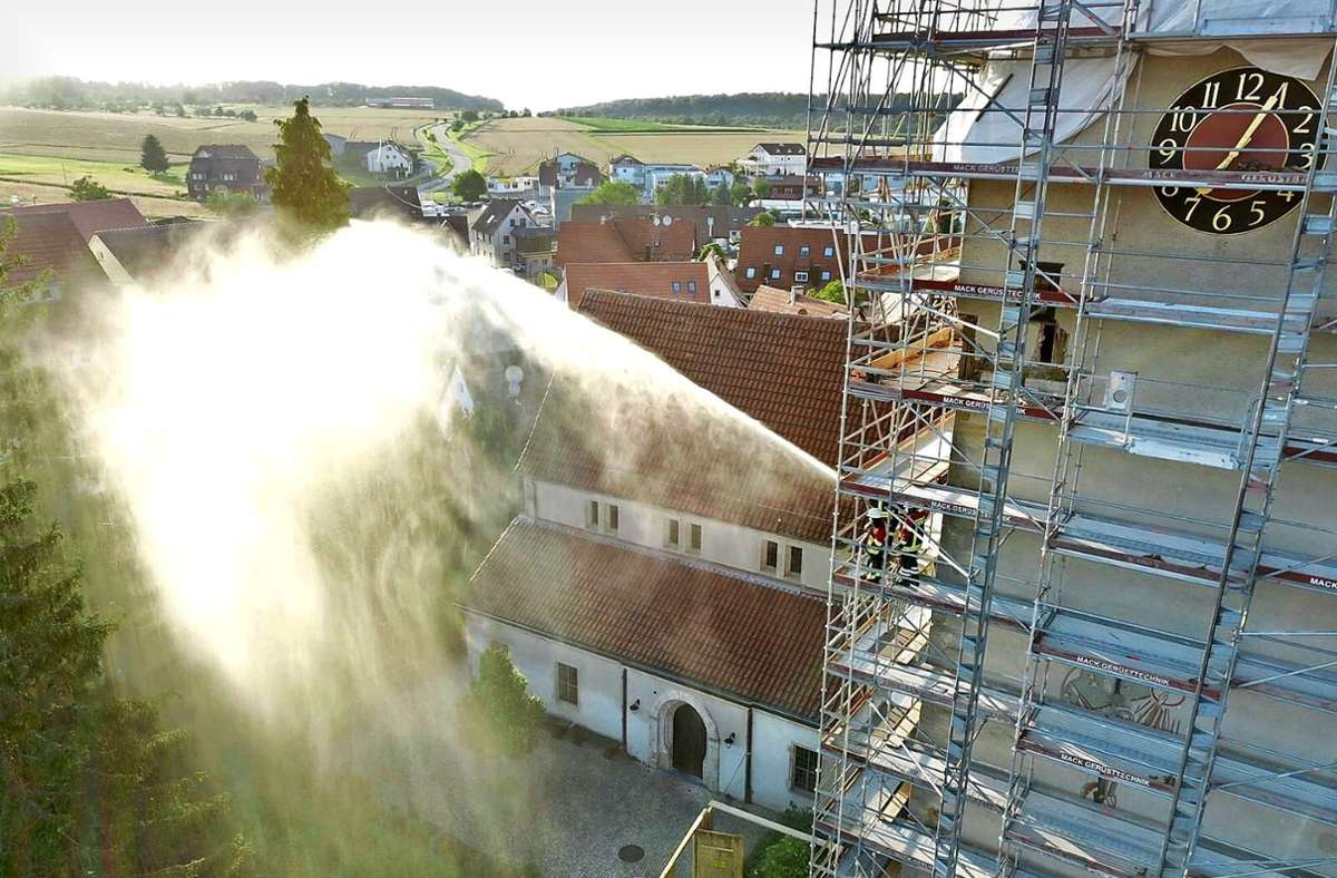 Feuerwehr in Hildrizhausen: Löschangriff über den Dächern