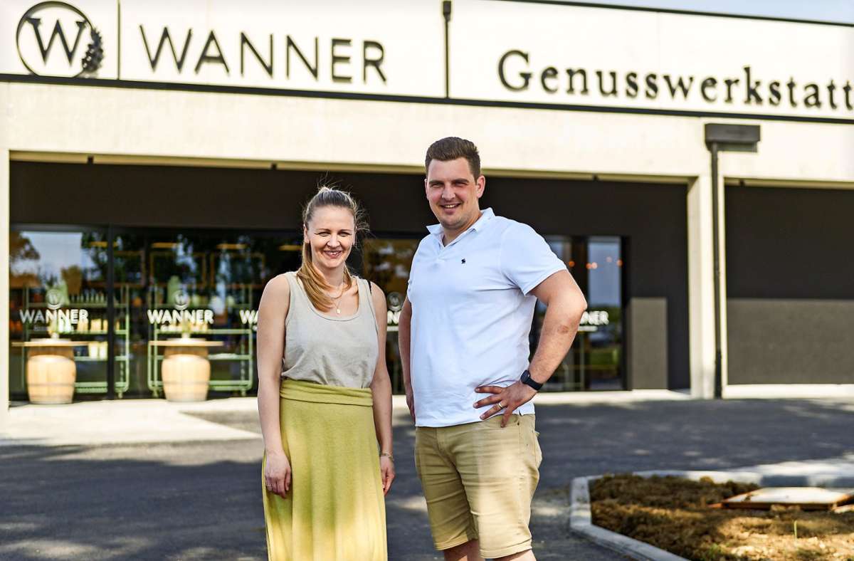 Lilian Kienzle und ihr Bruder Alexander Wanner vor dem Neubau: die  Geschwister sind stolz auf das Geschaffte