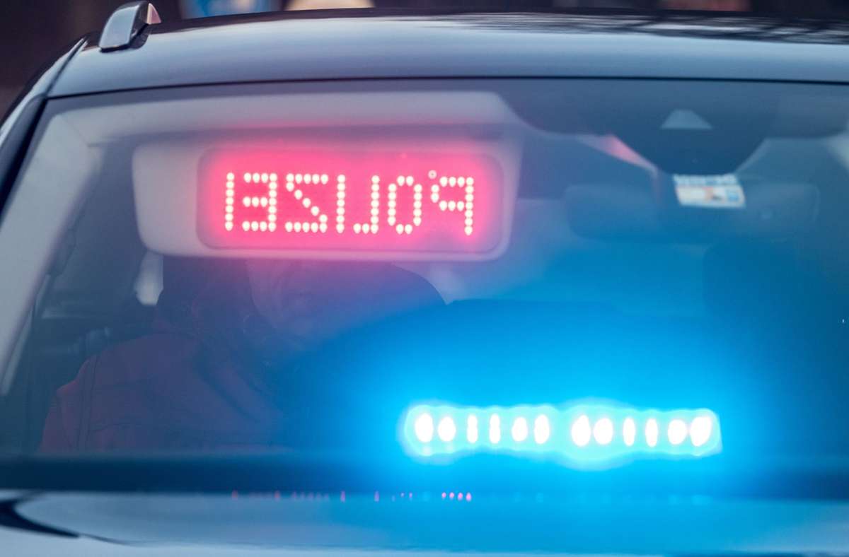 Auf dem Weg zu einem Einsatz kollidierte ein Polizeiauto mit einem 37-jährigen Autofahrer. (Symbolbild) Foto: dpa/Armin Weigel
