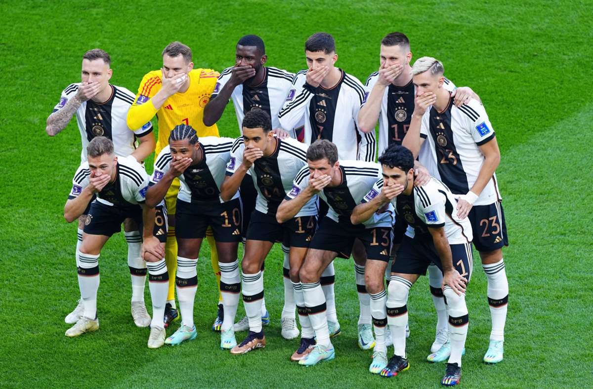 Die DFB-Elf mit einer Protest-Aktion vor dem WM-Spiel gegen Japan.