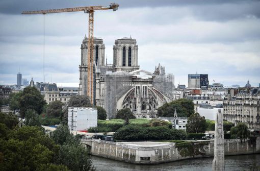 Die beschädigte Kathedrale Notre-Dame in Paris ist über zwei Jahre nach dem Brand nicht mehr vom Einsturz bedroht. Nun beginnen die Renovierungsarbeiten. Foto: AFP/STEPHANE DE SAKUTIN