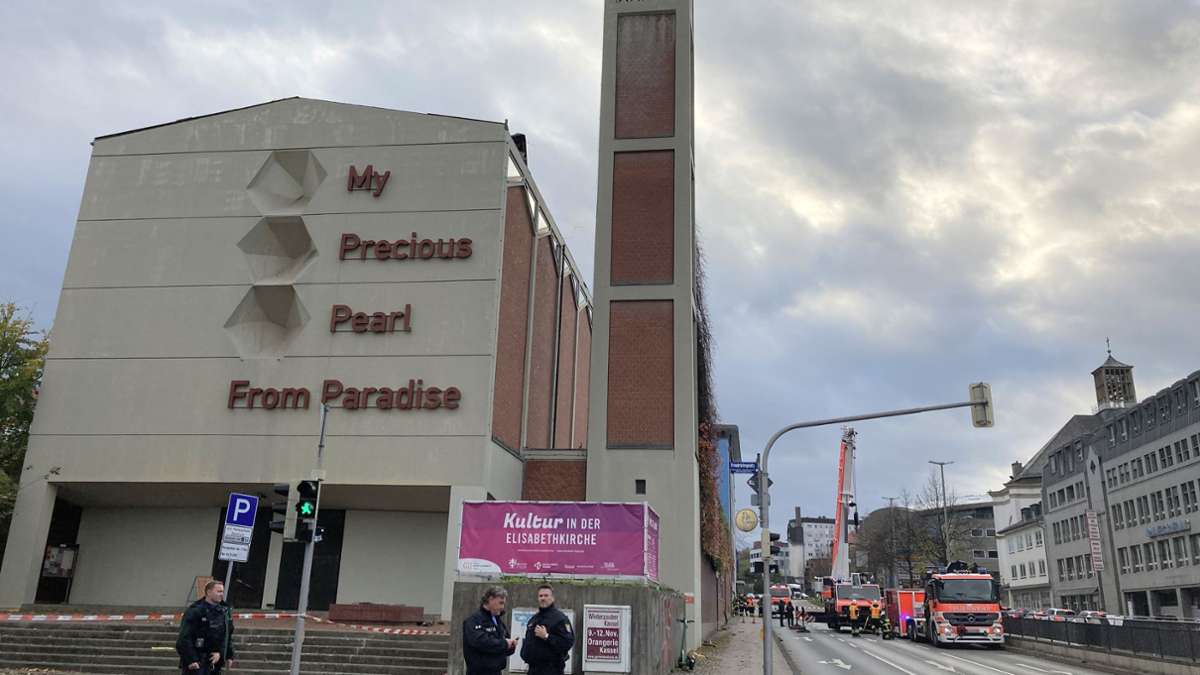 Elisabethkirche in Kassel: Kirchendach stürzt ein – Mann rettet sich aus Gebäude