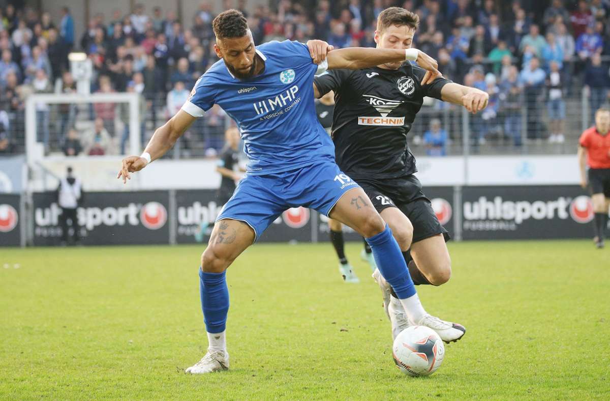 Stuttgarter Kickers beim Freiburger FC: Die Blauen verteidigen Tabellenführung souverän