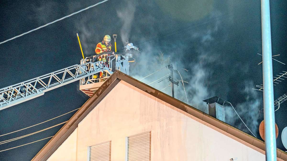 Feuerwehreinsatz in Filderstadt-Plattenhardt: Dachstuhl eines Wohnhauses geht in Flammen auf