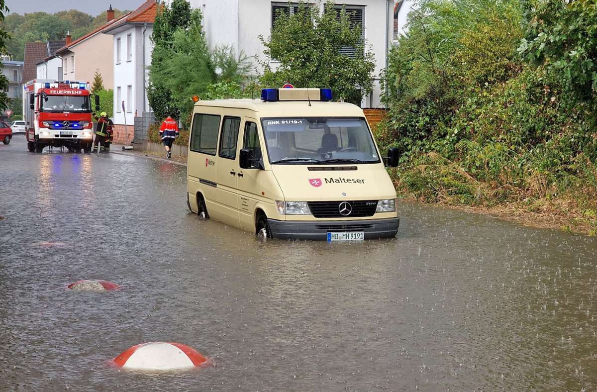 Überschwemmte Straßen beeinträchtigten die Arbeit der Rettungskräfte, wie hier in Wiesloch.