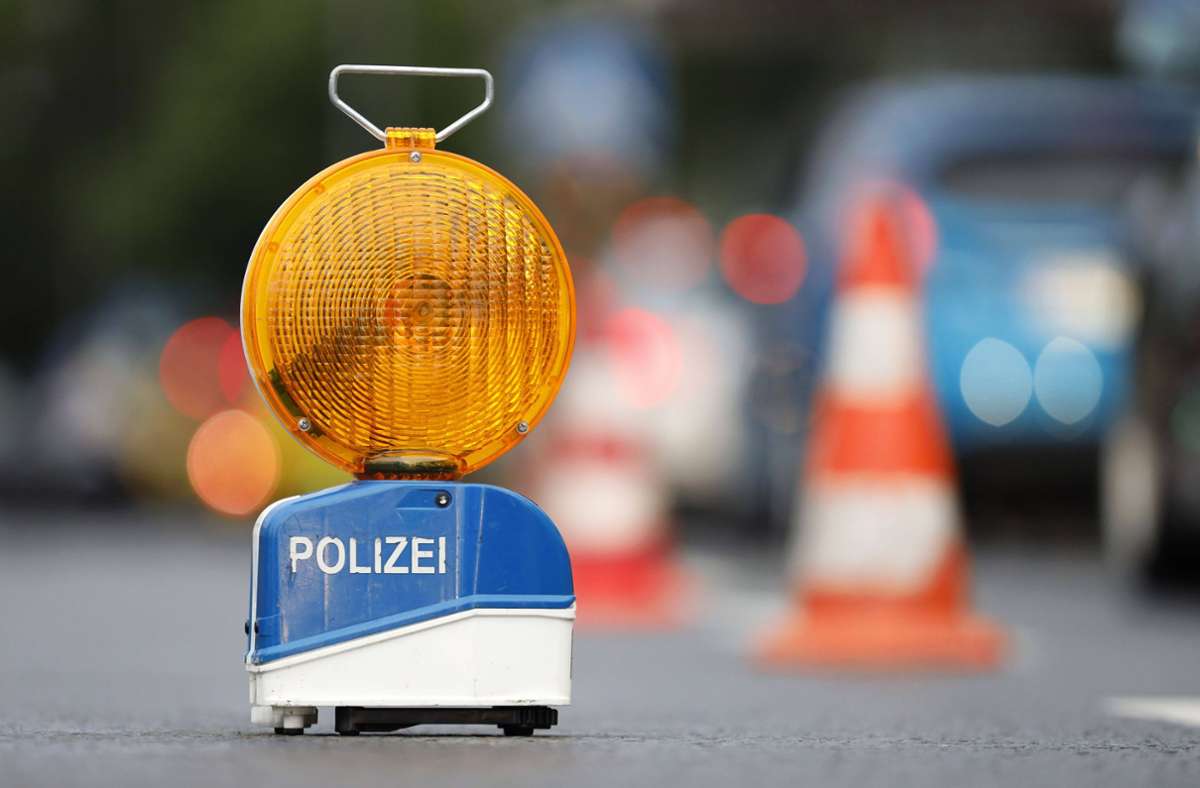 B10 in Richtung Stuttgart: Verkehr staut sich nach Unfall bei Esslingen lange