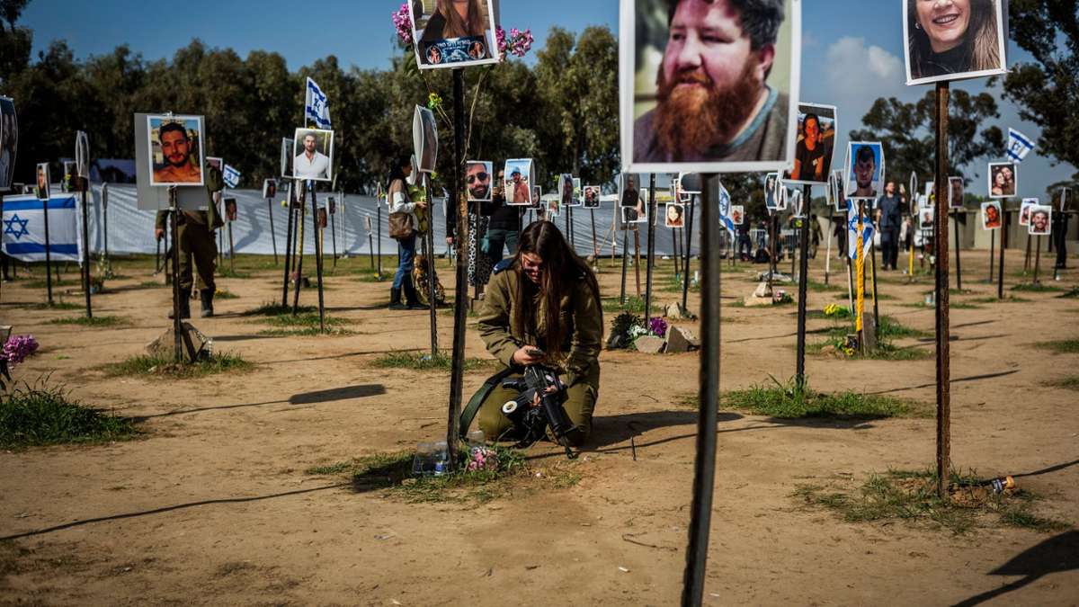 Überlebende und Angehörige der Opfer auf dem Gelände des Musikfestivals Supernova, einem der Orte des brutalen Terrorangriffs der Hamas vom 7. Oktober 2023.