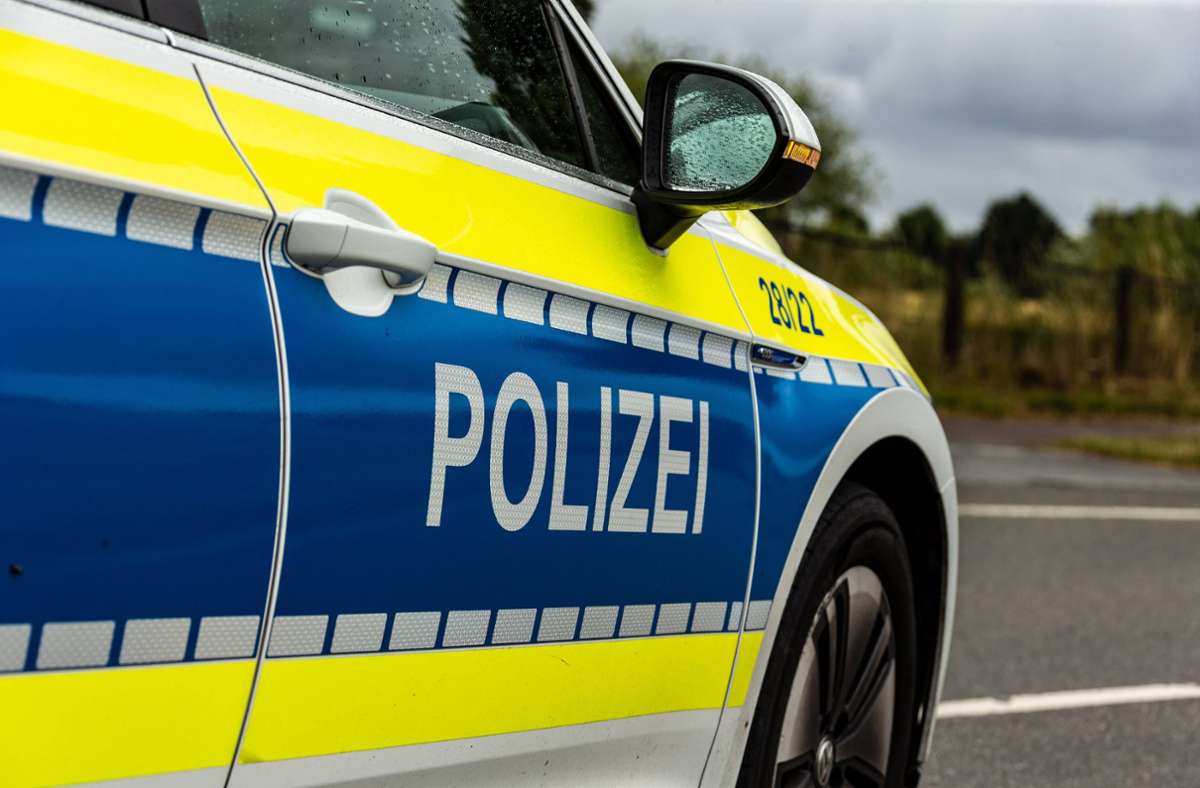 Vorfall in Leinfelden: Mann bricht Autos auf – dann muss er in Klinik