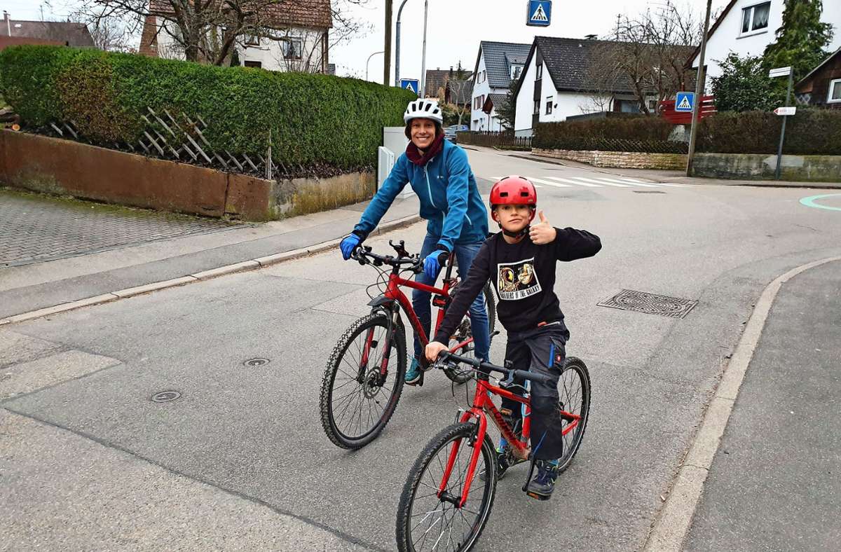 Daumen hoch für die Sportkreis-Challenge: Ehrgeiziges Kilometer-Duell bei Mutter Katrin Schütz und ihrem achtjährigen Sohn