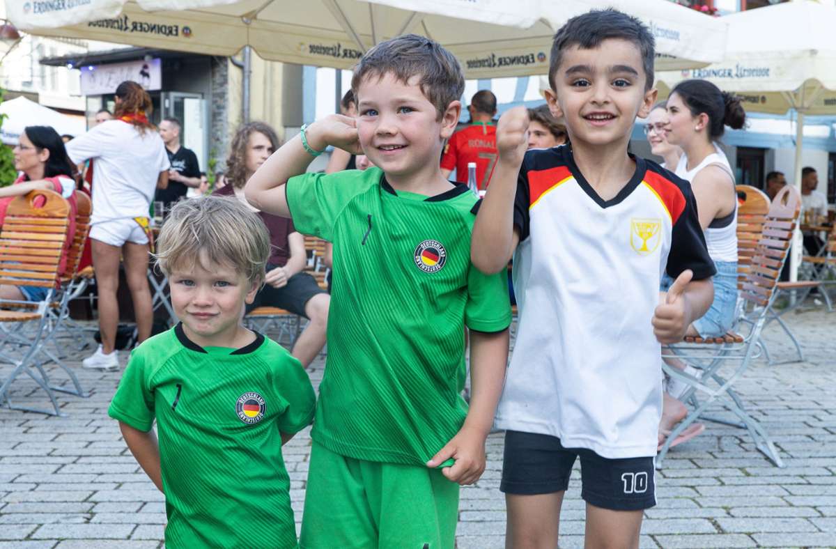 Früh übt sich, wer einmal ein großer Fußball-Fan werden will: Junge Zuschauer auf dem Wettbachplatz