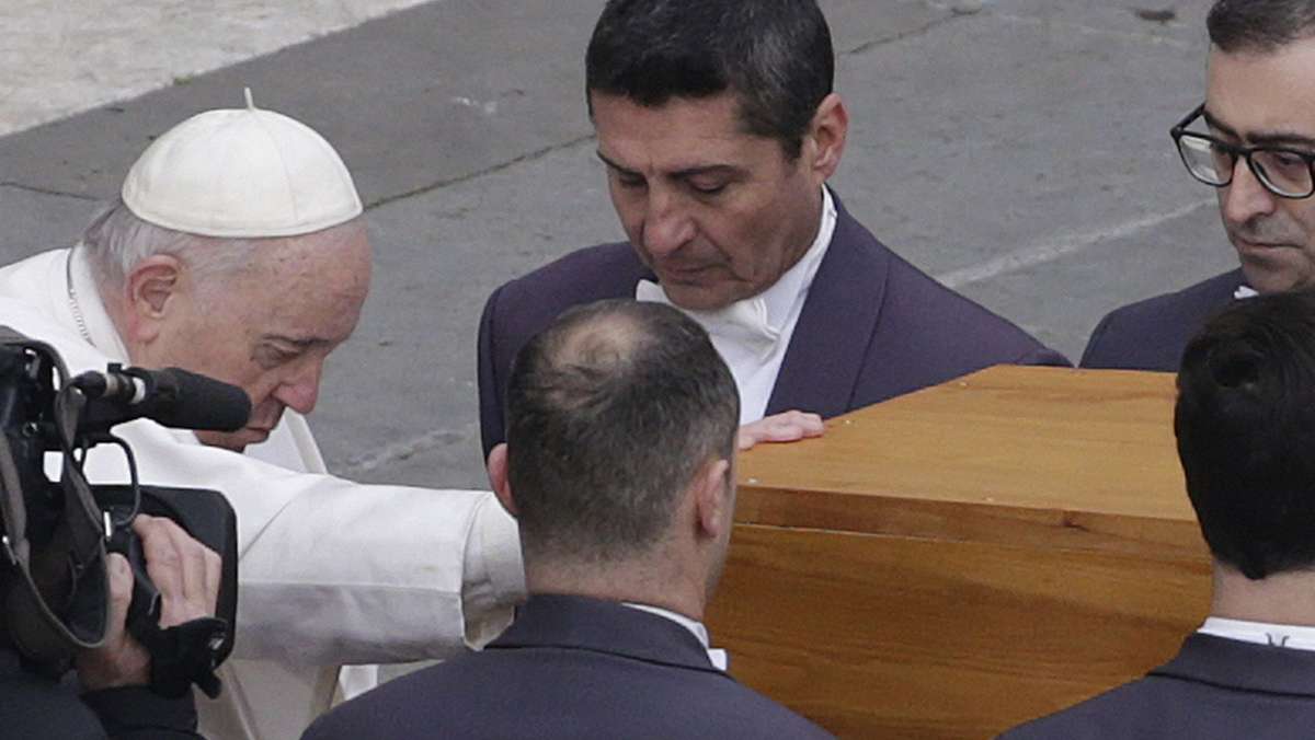 Trauerfeier in Rom: Ein Papst beerdigt einen Papst