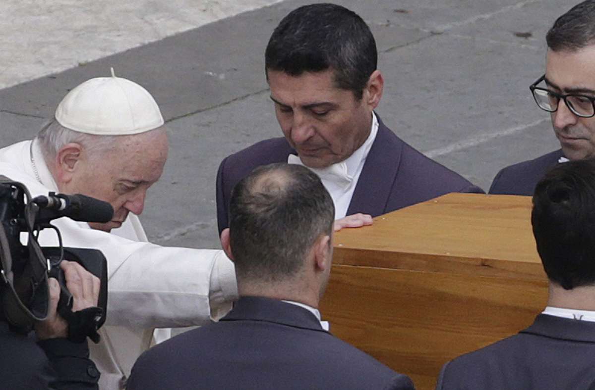 Papst Franziskus (links) verabschiedet sich am Sarg von seinem Amtsvorgänger Benedikt XVI..