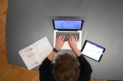 Das war noch im Fernunterricht: Ein Ravensburger Mathelehrer hat dabei sowohl Laptop als auch Tablet benutzt. Foto: dpa/Felix Kästle