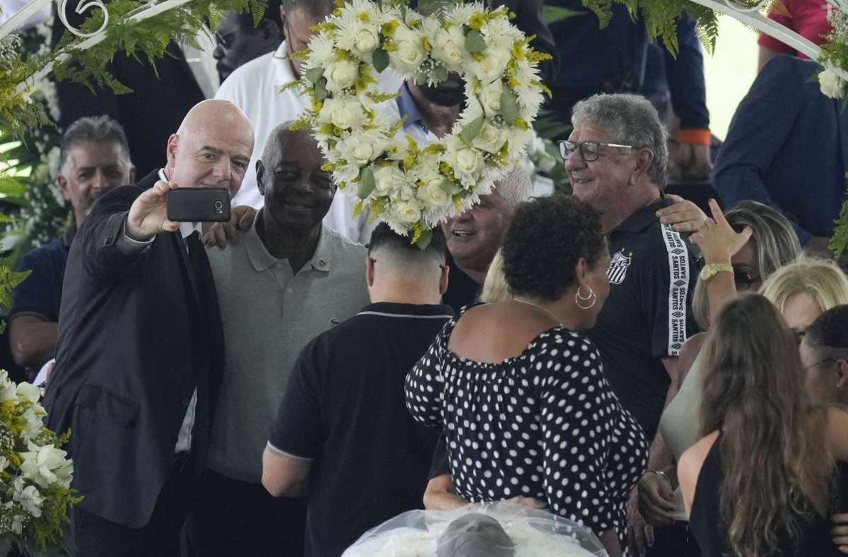 Gianni Infantino: Fifa-Präsident rechtfertigt sich für Selfies bei Pelés Totenwache