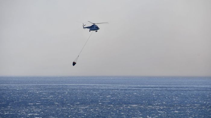 Helikopter stürzt ins Meer – Waldbrand wütet unentwegt