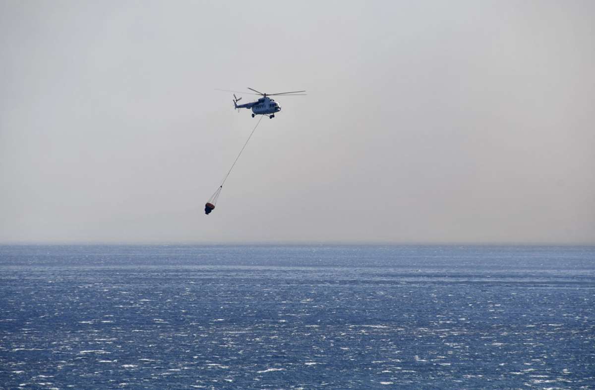 Insel Samos in Griechenland: Helikopter stürzt ins Meer – Waldbrand wütet unentwegt