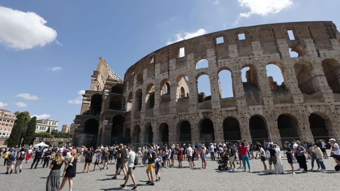 Tourist zerkratzt  Mauer des Kolosseums