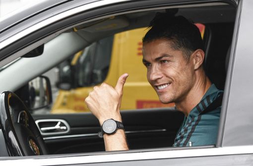 Cristiano Ronaldo am Steuer eines seiner Autos – den teuren Bugatti hat nicht der Fußballstar geschrottet. Foto: imago/Fabio Ferrari