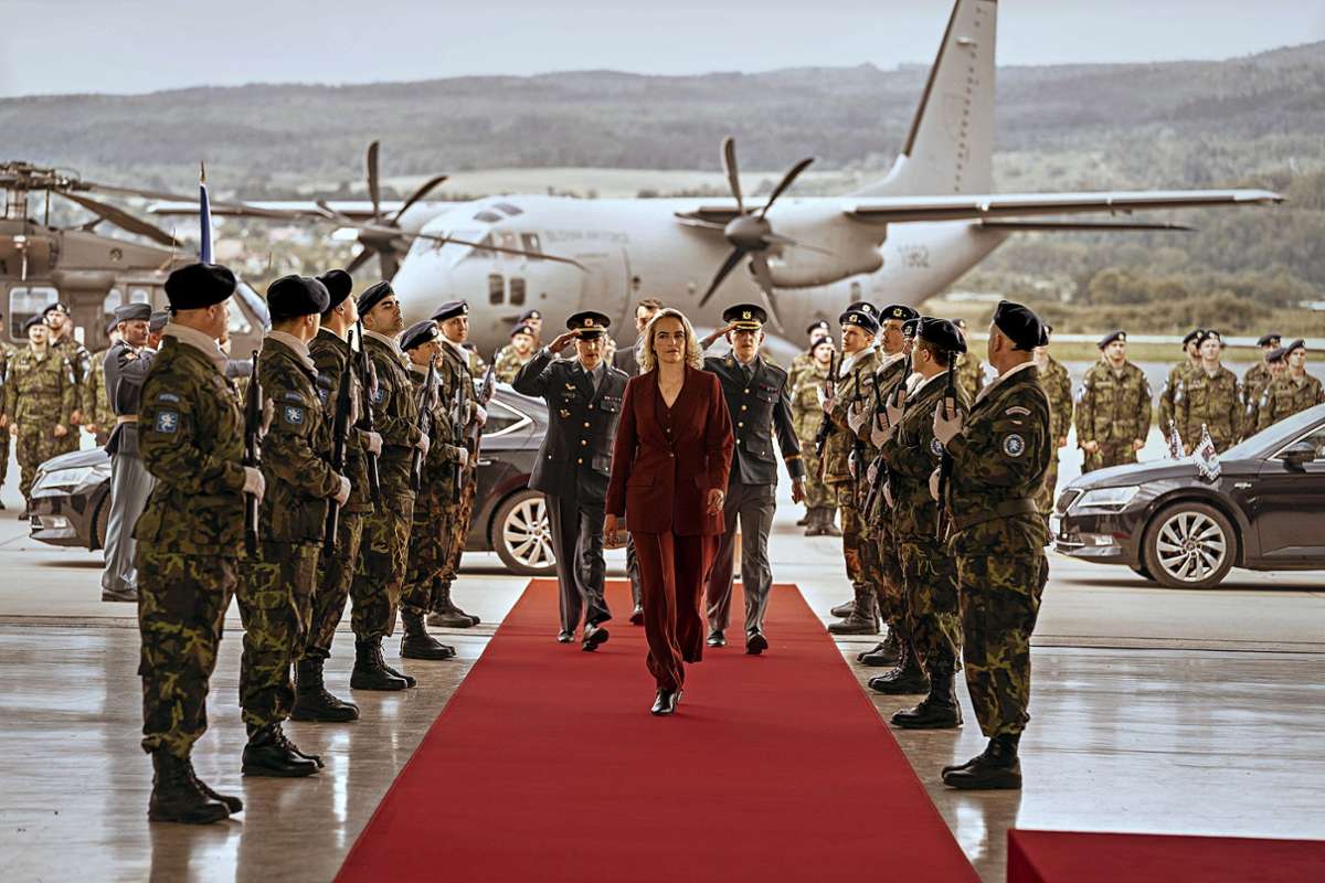 Alena Kovac (Nina Hoss) hat als Staatsoberhaupt schwierige Entscheidungen zu treffen.